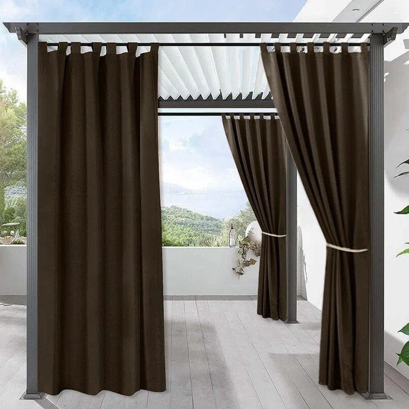 Panneaux de rideaux élégants de couleur marron conçus pour pergola, offrant intimité et style à votre espace extérieur. Idéal pour créer une ambiance chaleureuse sur votre terrasse ou jardin tout en maintenant une vue dégagée sur le paysage environnant. Solution parfaite pour décorer et protéger votre pergola contre le soleil et le vent.