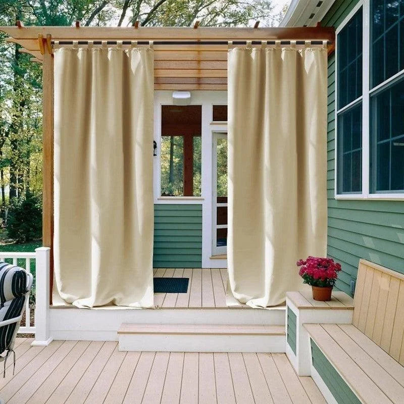 Rideaux d'extérieur pour terrasse, idéaux pour ajouter élégance et intimité à votre espace extérieur. Ces rideaux suspendus sur une pergola en bois améliorent l'esthétique d'une maison moderne, parfaite pour les espaces extérieurs comme les patios ou vérandas. Ajoutez une touche de style et de confort à votre jardin avec ces rideaux pratiques et décoratifs.