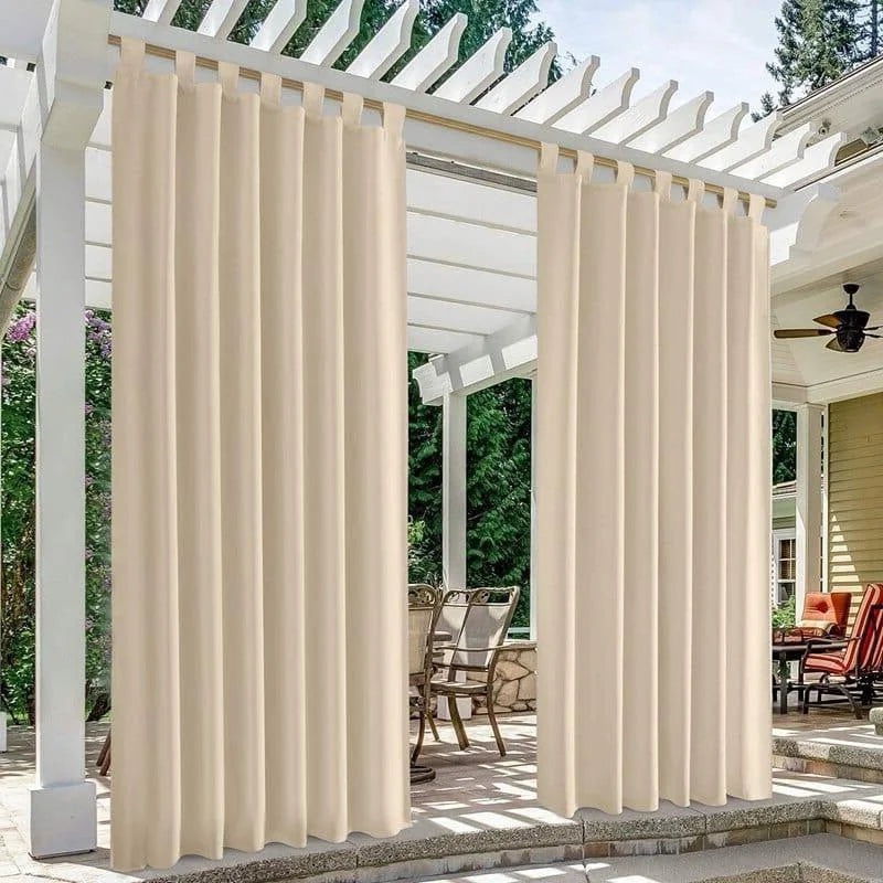 Rideaux de patio beige élégants pour pergola, créant un espace extérieur confortable avec une protection solaire et une intimité améliorées. Idéal pour décorer votre jardin ou terrasse tout en ajoutant une touche de sophistication. Parfait pour des moments de détente en extérieur.