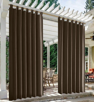 Rideaux d'extérieur marron pour pergola, offrant une protection solaire efficace et ajoutant une touche élégante à votre espace extérieur. Idéal pour créer une ambiance intime et chaleureuse sur votre terrasse ou patio. Faciles à installer, ces rideaux transforment votre espace en un lieu accueillant et raffiné.