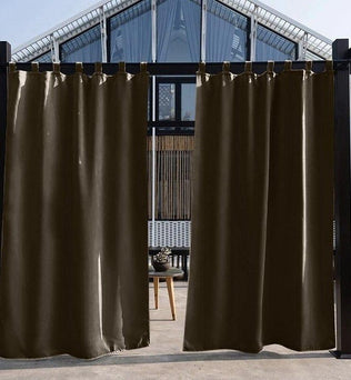 Rideaux extérieurs élégants de couleur sombre suspendus sur une terrasse moderne, offrant une solution d’intimité et de protection solaire pour les espaces extérieurs. Idéal pour créer une ambiance chaleureuse et contemporaine dans votre jardin ou patio. Profitez de moments de détente à l’abri du soleil direct tout en ajoutant une touche d’élégance à votre espace extérieur.