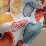 Étoffe décorative avec motifs colorés abstraits, idéale pour ajouter une touche artistique et moderne à votre intérieur. Les formes organiques multicolores apportent dynamisme et originalité, s'adaptant parfaitement à différents styles de décoration. Accessoire polyvalent pour rehausser l'ambiance de votre espace de vie.