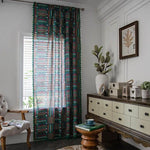 Rideau design bohème aux motifs géométriques colorés, intégré dans un salon moderne et élégant. Ce rideau apporte une touche artistique à la décoration intérieure, complétant un mobilier chic et des éléments décoratifs tendance. Idéal pour ceux cherchant à ajouter du caractère et de la chaleur à leur espace de vie.