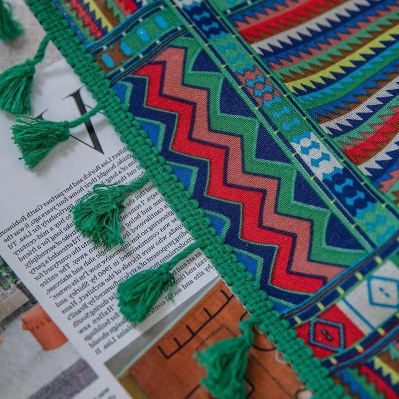 Écharpe à motifs géométriques colorés avec franges décoratives, idéale pour ajouter une touche vibrante à votre tenue. Accessoire de mode parfait pour toutes les saisons, combinant style et originalité avec un design unique.