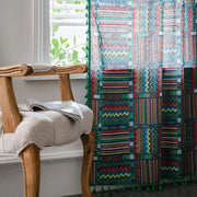 rideau ethnique motifs géométriques couleurs vives translucide artisanal franges vertes tissu décoratif