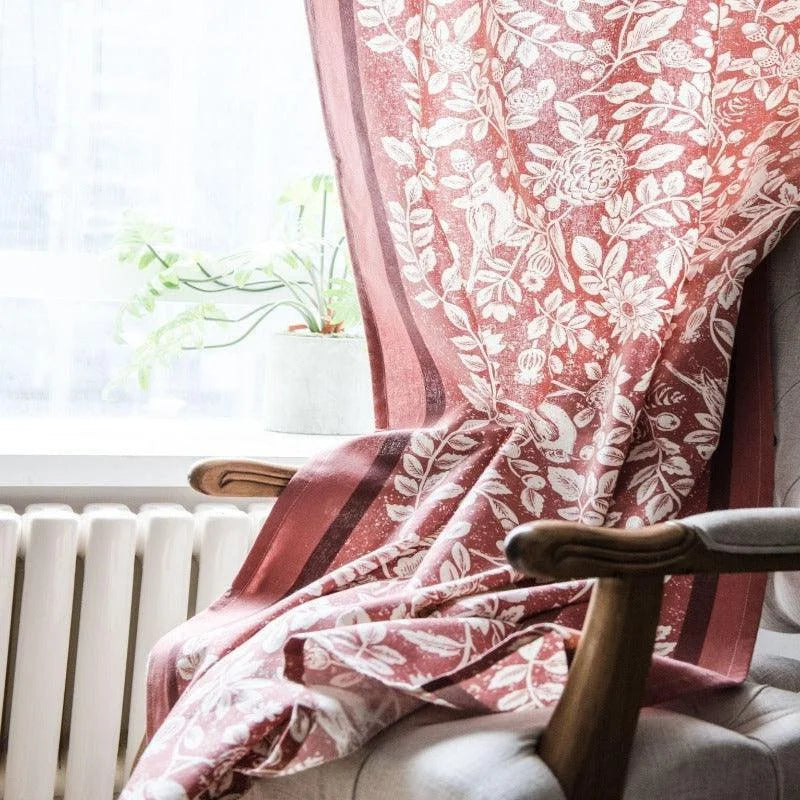 Voilage élégant avec motifs floraux blancs sur fond rouge, idéal pour ajouter une touche de sophistication à votre intérieur. Parfait pour habiller les fenêtres du salon ou de la chambre, ce rideau finement décoré rehausse la chaleur et l'intimité de votre espace tout en apportant une note design et tendance. Accessoire de décoration raffiné, il permet de créer une ambiance chaleureuse et accueillante.