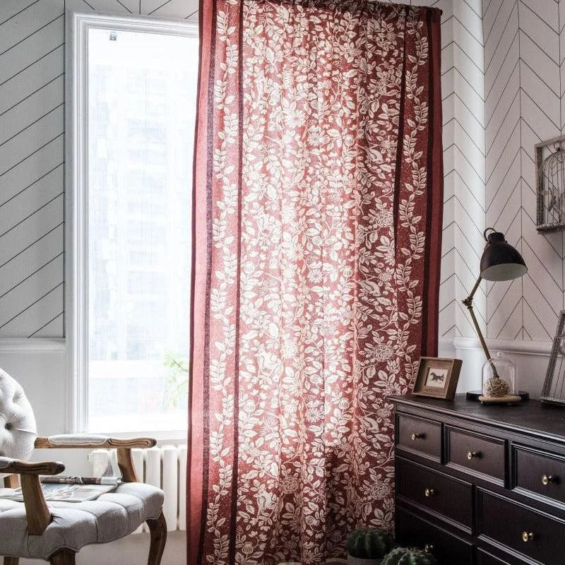 Rideau rouge à motif floral blanc, idéal pour ajouter une touche élégante à votre salon. Ce rideau décoratif offre un équilibre parfait entre lumière et intimité, s'intégrant harmonieusement dans un intérieur moderne et chaleureux. Parfait pour les grandes fenêtres, il rehausse votre espace de vie avec style et sophistication.