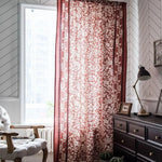 Rideau rouge à motif floral blanc, idéal pour ajouter une touche élégante à votre salon. Ce rideau décoratif offre un équilibre parfait entre lumière et intimité, s'intégrant harmonieusement dans un intérieur moderne et chaleureux. Parfait pour les grandes fenêtres, il rehausse votre espace de vie avec style et sophistication.