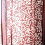 Rideau rouge élégant avec imprimé floral détaillé, parfait pour apporter une touche de sophistication et de chaleur à votre intérieur. Ce modèle se distingue par son design raffiné, idéal pour embellir salons et chambres à coucher. Installation facile et intégration harmonieuse avec divers styles de décoration.