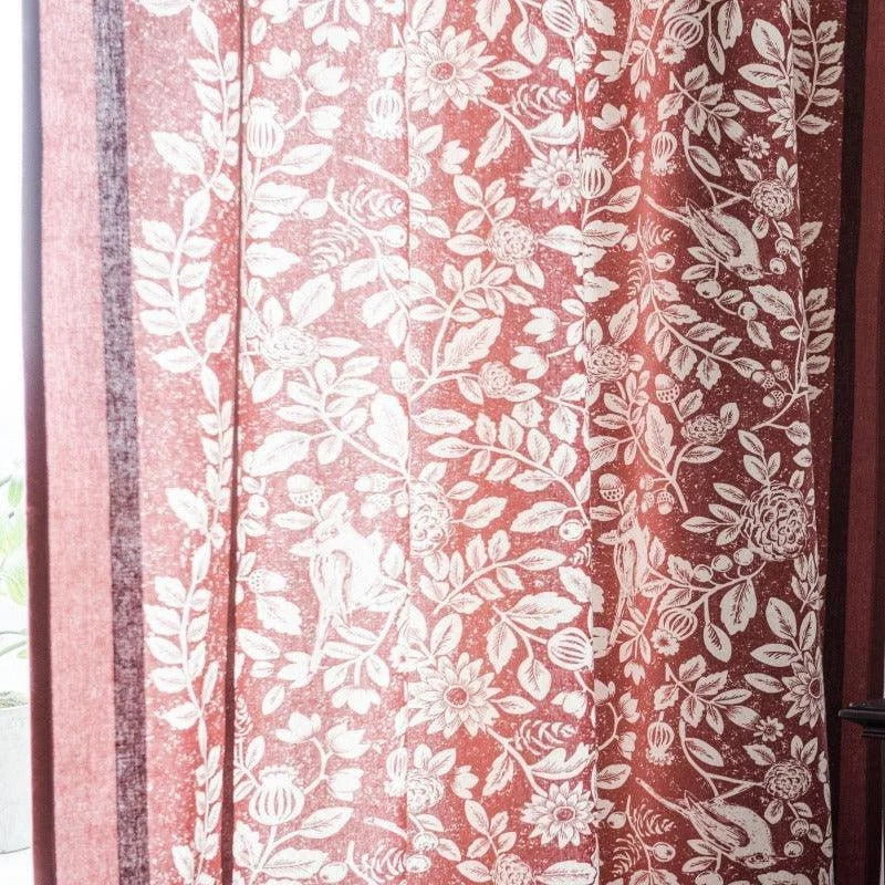 Rideau rouge élégant avec imprimé floral détaillé, parfait pour apporter une touche de sophistication et de chaleur à votre intérieur. Ce modèle se distingue par son design raffiné, idéal pour embellir salons et chambres à coucher. Installation facile et intégration harmonieuse avec divers styles de décoration.