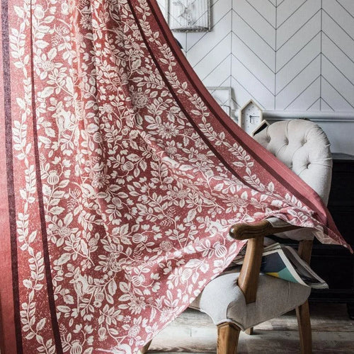 Plaid décoratif rouge à motifs floraux, idéal pour habiller un fauteuil ou un canapé. Parfait pour ajouter une touche élégante et chaleureuse à votre intérieur. Accessoire de maison tendance pour un style cosy et raffiné.