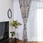 Rideaux élégants à motif floral bleu pour une décoration intérieure sophistiquée. Ils ajoutent une touche de raffinement à toute pièce, s'harmonisant parfaitement avec des éléments de décoration moderne. Idéal pour réguler la luminosité et apporter une ambiance chaleureuse à votre salon ou chambre.