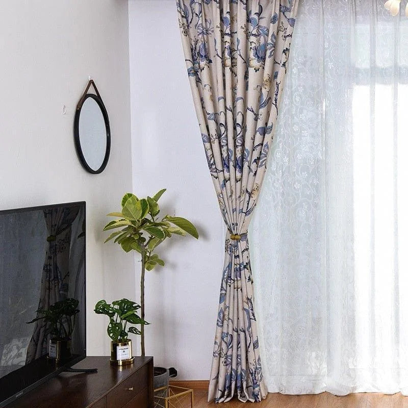 Rideaux élégants à motif floral bleu pour une décoration intérieure sophistiquée. Ils ajoutent une touche de raffinement à toute pièce, s'harmonisant parfaitement avec des éléments de décoration moderne. Idéal pour réguler la luminosité et apporter une ambiance chaleureuse à votre salon ou chambre.