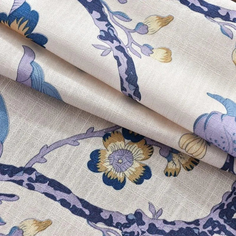 Voilage décoratif avec motif floral élégant en jaune, bleu et violet, idéal pour habiller votre intérieur avec style et raffinement. Ce tissu délicatement imprimé apporte une touche naturelle et artistique, parfait pour créer une atmosphère chic et chaleureuse dans votre espace de vie.