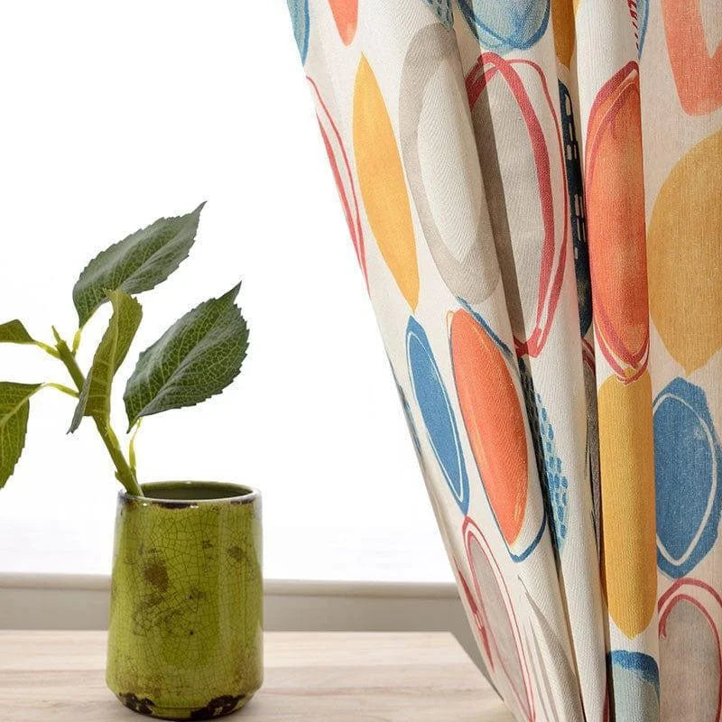 Rideaux colorés à motifs circulaires pour décoration intérieure moderne. Idéal pour ajouter une touche de couleur et de style à n'importe quelle pièce. Accompagné d'une plante verte en pot, parfaite pour harmoniser l'ambiance naturelle et chaleureuse de votre espace de vie. Simple à installer et parfait pour personnaliser votre décoration intérieure.