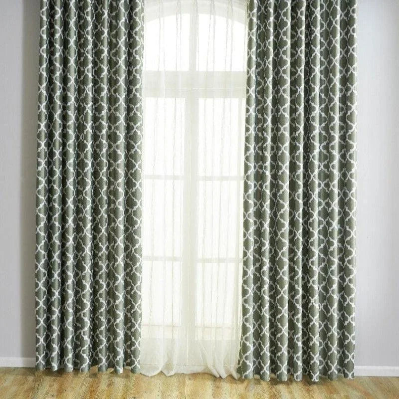 Rideaux élégants avec motifs géométriques, parfaits pour une décoration intérieure moderne. Ces rideaux gris ajoutent une touche sophistiquée à votre salon ou chambre, tout en offrant une luminosité agréable grâce à leur transparence partielle. Idéal pour créer une ambiance chaleureuse et accueillante.