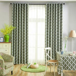 Rideaux à motifs géométriques modernes pour salon, ornant une fenêtre lumineuse. Décoration élégante combinée avec des meubles assortis, comme une table recouverte d'une nappe et un fauteuil aux motifs floraux, pour un intérieur harmonieux et accueillant. Ambiance lumineuse et contemporaine.