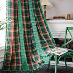 Rideau à carreaux écossais vert et rouge avec bordure décorative, idéal pour ajouter une touche de style chaleureux et classique à votre intérieur. Parfait pour le salon ou la chambre, ce rideau rehaussera l'élégance de votre espace de vie. Accessoire de décoration incontournable pour une ambiance cosy et conviviale.