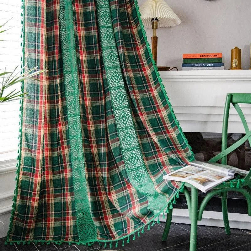 Rideau à carreaux écossais vert et rouge avec bordure décorative, idéal pour ajouter une touche de style chaleureux et classique à votre intérieur. Parfait pour le salon ou la chambre, ce rideau rehaussera l'élégance de votre espace de vie. Accessoire de décoration incontournable pour une ambiance cosy et conviviale.