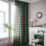 Rideau à motif écossais vert et rouge pour salon élégant, suspendu devant une grande fenêtre lumineuse. Idéal pour ajouter une touche chaleureuse et colorée à votre décoration intérieure. Ce rideau offre une ambiance cosy et accueillante tout en préservant l'intimité. Parfait pour harmoniser le style de votre pièce avec des meubles classiques.