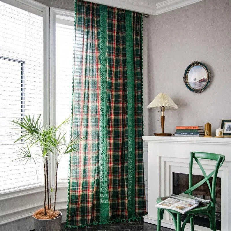 Rideau à motif écossais vert et rouge pour salon élégant, suspendu devant une grande fenêtre lumineuse. Idéal pour ajouter une touche chaleureuse et colorée à votre décoration intérieure. Ce rideau offre une ambiance cosy et accueillante tout en préservant l'intimité. Parfait pour harmoniser le style de votre pièce avec des meubles classiques.