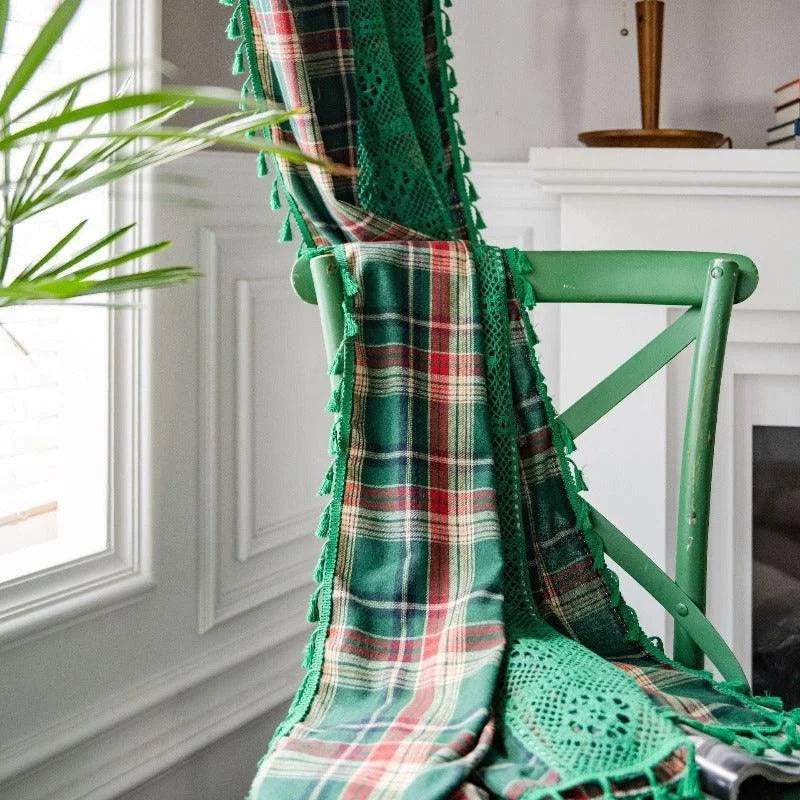 Écharpe verte à motif écossais élégamment drapée sur une chaise verte, ornée de détails en dentelle. Idéale pour apporter une touche de sophistication et de confort à votre tenue. Parfaite pour un style à la fois classique et moderne, ajoutant une note de couleur à votre garde-robe automnale et hivernale.