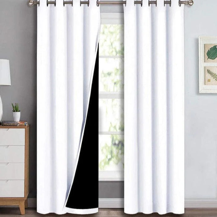 Rideaux isolants thermiques blancs avec œillets, parfaits pour bloquer la lumière et économiser l'énergie dans une pièce moderne et élégante. Idéal pour la chambre à coucher ou le salon, ce modèle combine fonctionnalité et design épuré, créant une atmosphère cosy et accueillante. Disponibles dans plusieurs tailles pour s'adapter à vos fenêtres.