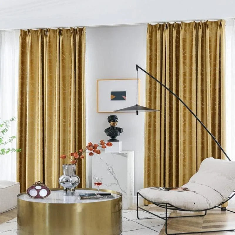 Rideaux d'intérieur modernes couleur dorée, créent une ambiance chaleureuse et élégante dans un salon stylé. Accessoires de décoration contemporains, incluant une table basse ronde et une chaise confortable pour un espace de vie raffiné. Parfait pour une décoration intérieure sophistiquée et accueillante.