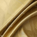 Drapé élégant en teinte dorée avec motifs subtils démontrant une finition luxueuse, idéal pour la décoration intérieure ou la confection de vêtements raffinés.