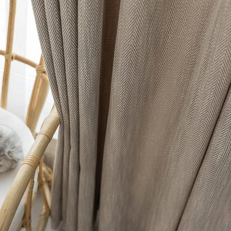 Rideau beige à motif chevrons élégant pour salon ou chambre, style raffiné et moderne, parfait pour une décoration intérieure chaleureuse et accueillante.