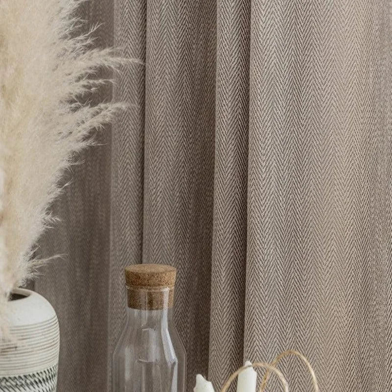 Rideau beige à motif chevrons apportant une touche élégante et moderne à votre intérieur, parfait pour le salon ou la chambre. Accessoire de décoration tendance, il s'harmonise avec divers styles, offrant à la fois intimité et esthétisme.
