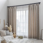 Rideaux élégants beige et blanc, parfaits pour un salon moderne. Décor minimaliste et lumineux. Améliorez votre espace avec ces rideaux tendance, idéaux pour filtrer la lumière tout en apportant une touche contemporaine à votre intérieur. Accessoire déco indispensable pour un look épuré et sophistiqué.