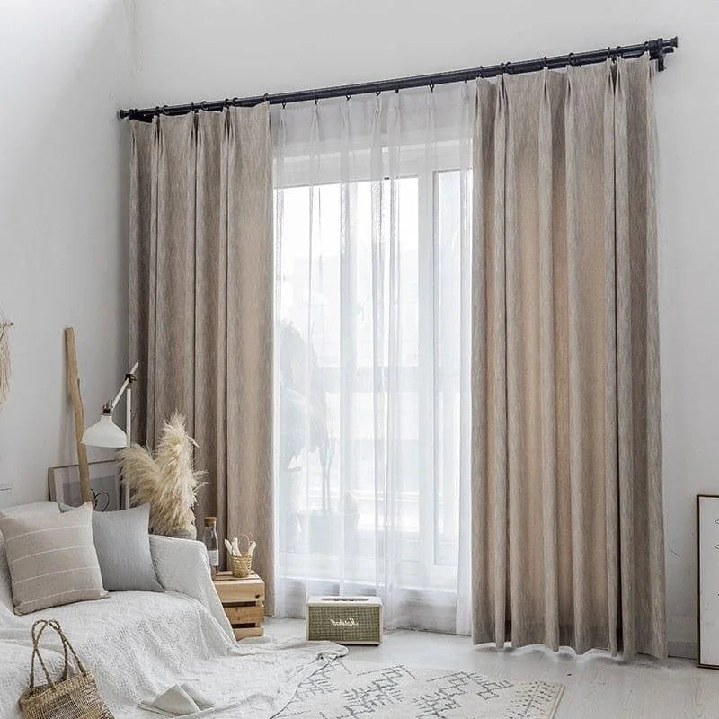 Rideaux élégants beige et blanc, parfaits pour un salon moderne. Décor minimaliste et lumineux. Améliorez votre espace avec ces rideaux tendance, idéaux pour filtrer la lumière tout en apportant une touche contemporaine à votre intérieur. Accessoire déco indispensable pour un look épuré et sophistiqué.