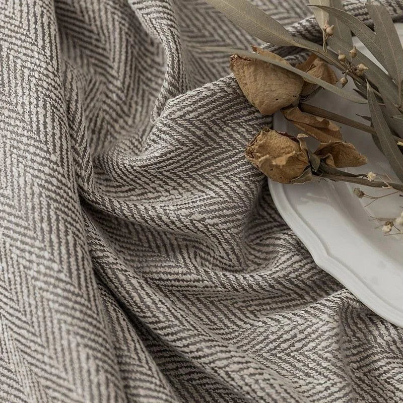 Texture élégante d'un tissu à motifs chevrons gris, idéal pour l'ameublement ou la décoration intérieure. Ce design raffiné et intemporel apportera une touche de sophistication à n'importe quel espace. Accessoirisé avec des fleurs séchées, il évoque une ambiance naturelle et apaisante.