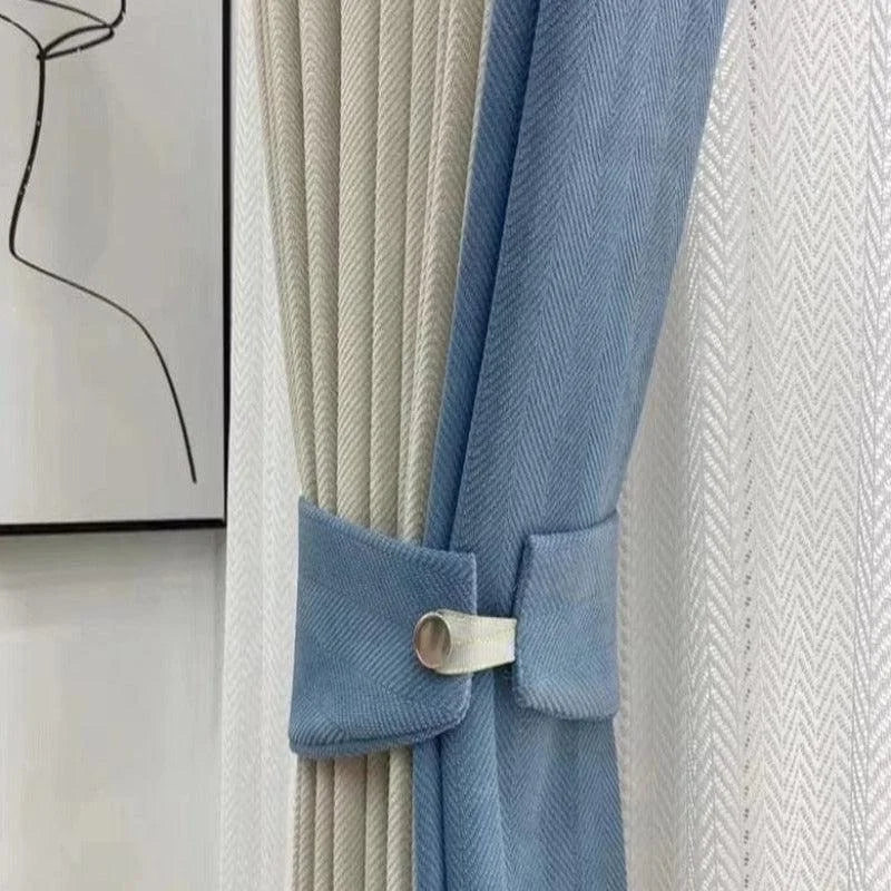Rideaux élégants bleu et beige pour salon moderne, avec attache pratique, parfaits pour ajouter une touche sophistiquée à votre intérieur, filtrant la lumière avec style.