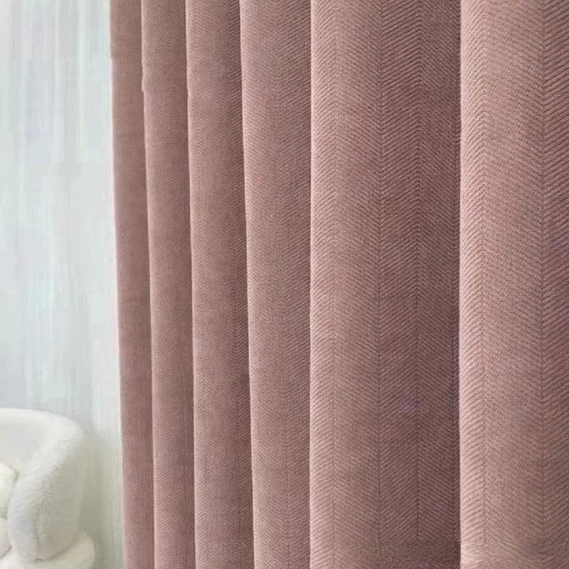 Rideaux élégants et modernes rose poudré pour salon, ajoutant une touche de sophistication et d'intimité à tout intérieur contemporain. Parfaits pour créer une ambiance chaleureuse et accueillante.