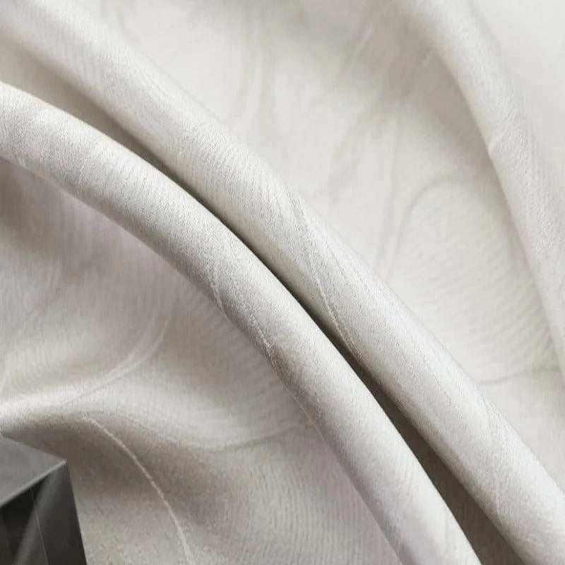 Voilage blanc élégant pour décoration intérieure, offrant une ambiance lumineuse et moderne. Parfait pour les salons, chambres ou espaces de détente, ce tissu d'ameublement rehausse l'esthétique tout en préservant la douceur de l'environnement. Accessoire idéal pour une touche de raffinement et de tranquillité.