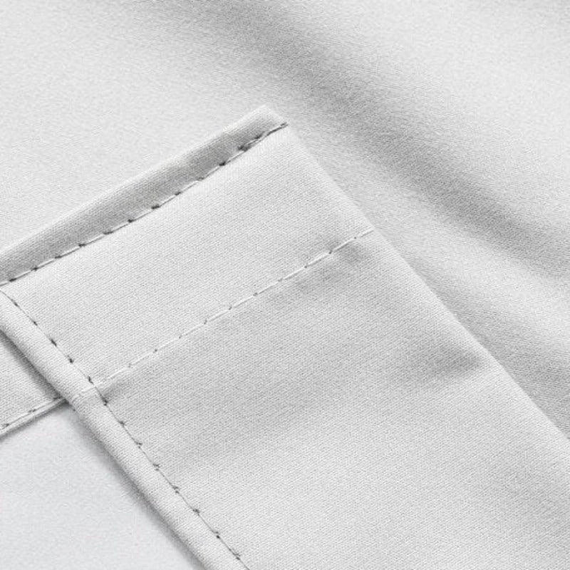 Plan rapproché d'une chemise élégante avec couture soignée et détails de finition, parfaite pour une tenue professionnelle ou pour des occasions spéciales, offrant un style moderne et sophistiqué.