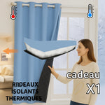 Femme tenant un rideau thermique bleu à œillets avec doublure matelassée noire, illustrant ses propriétés isolantes contre le froid extérieur et la chaleur intérieure, avec indication d’un cadeau offert.