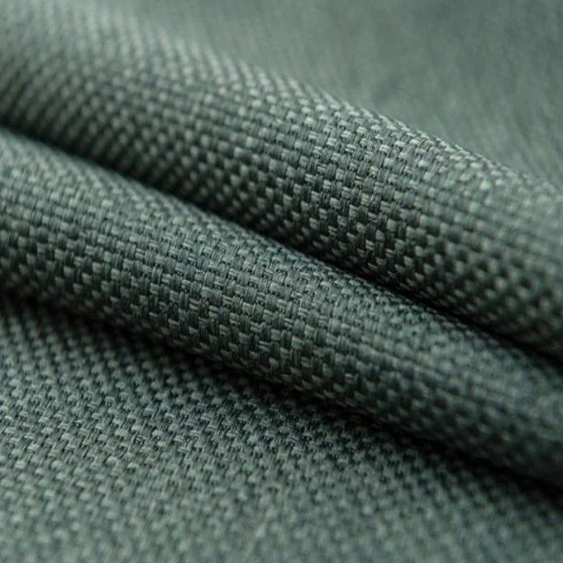 Rideau élégant couleur gris foncé, idéal pour apporter une touche moderne et sophistiquée à votre intérieur. Parfait pour les salons et chambres à coucher, offrant une belle finition et un style contemporain.