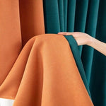 Rideaux modernes bicolores en orange et bleu-vert, idéals pour ajouter une touche élégante et colorée à votre intérieur. Leur design contemporain s'adapte parfaitement aux salons et chambres, apportant à la fois style et fonctionnalité à votre espace de vie.