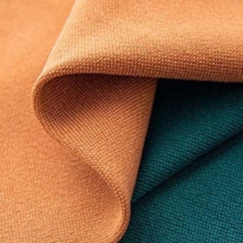 Échantillon de tissu en deux couleurs contrastées : une teinte orange chaud et une teinte bleu profond. Parfait pour la décoration intérieure, la confection de rideaux ou de housses. Idéal pour ajouter une touche de couleur et de style à tout espace de vie.