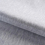 Tissu gris avec motif chevron, idéal pour la décoration intérieure et la confection de vêtements élégants. Ce design sobre et moderne apporte une touche sophistiquée à n'importe quel projet textile. Parfait pour les rideaux, nappes, et autres créations personnalisées. Livraison rapide et service client expert.