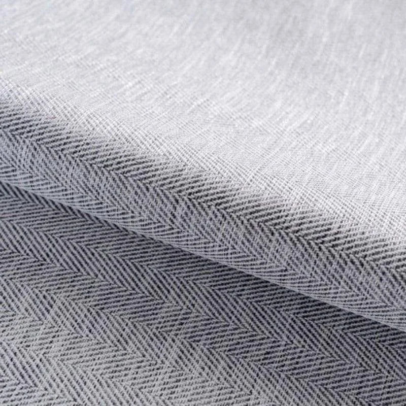 Tissu gris avec motif chevron, idéal pour la décoration intérieure et la confection de vêtements élégants. Ce design sobre et moderne apporte une touche sophistiquée à n'importe quel projet textile. Parfait pour les rideaux, nappes, et autres créations personnalisées. Livraison rapide et service client expert.