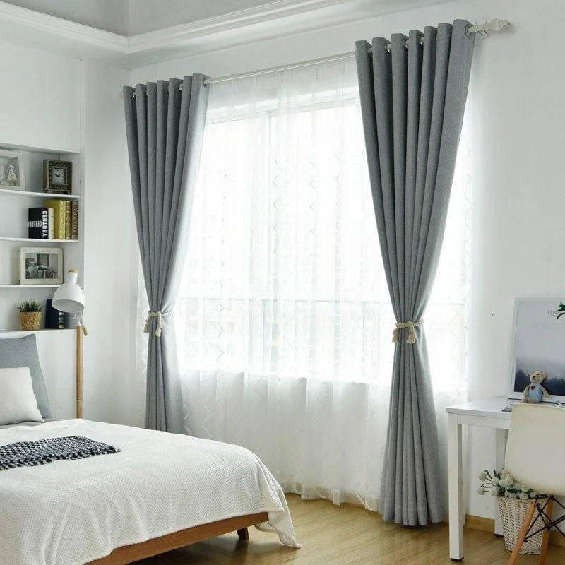 Rideaux gris élégants pour chambre moderne, optimisant la luminosité naturelle tout en offrant une intimité accrue. Idéals pour créer une ambiance apaisante et sophistiquée, ces rideaux se marient parfaitement avec des intérieurs contemporains. Accessoirisés avec une attache décorative, ils apportent une touche de style à votre espace de repos.
