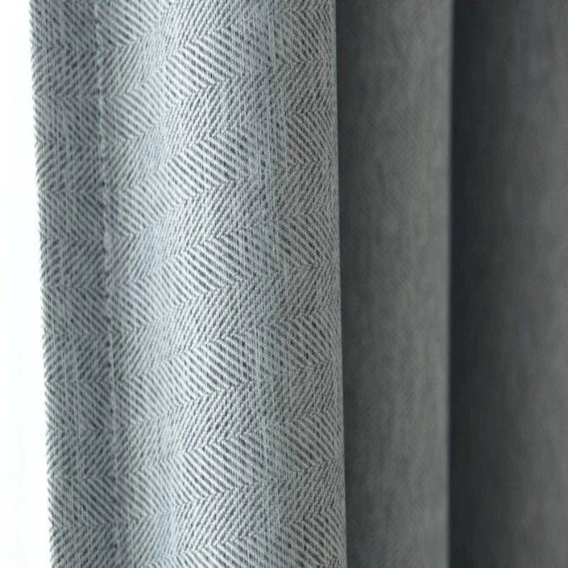 Rideau gris tendance avec motif chevrons, idéal pour une décoration intérieure moderne et élégante. Parfait pour filtrer la lumière tout en ajoutant une touche de sophistication à votre salon ou chambre.