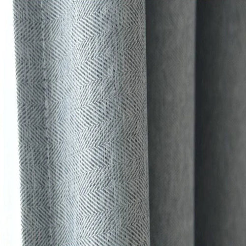 Rideau gris tendance avec motif chevrons, idéal pour une décoration intérieure moderne et élégante. Parfait pour filtrer la lumière tout en ajoutant une touche de sophistication à votre salon ou chambre.
