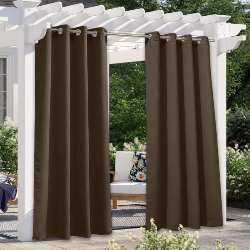 Rideaux d'extérieur marron pour pergola, créant un espace intime et élégant dans le jardin. Ajoutez style et confort à votre espace extérieur avec ces rideaux fonctionnels. Idéal pour la décoration de votre terrasse ou patio, offrant une touche de sophistication tout en protégeant du soleil.