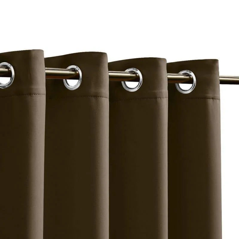Rideau occultant marron avec anneaux en métal pour tringle, idéal pour créer une ambiance cosy et chaleureuse dans votre intérieur. Ce rideau assure une protection optimale contre la lumière tout en ajoutant une touche d'élégance à votre décoration. Parfait pour les chambres à coucher ou les salons, il s'intègre facilement dans tout style de décoration.