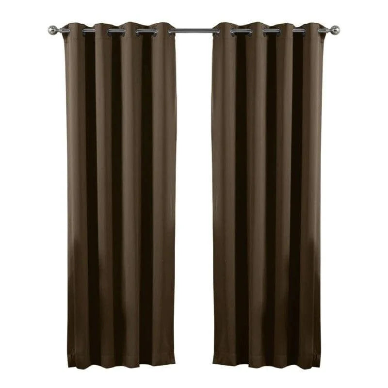 Rideaux marron élégants avec œillets, parfaits pour ajouter une touche moderne à votre décoration intérieure. Leur design intemporel et leur couleur riche apportent chaleur et sophistication à toute pièce. Idéal pour les salons ou chambres à coucher, offrant intimité et style.